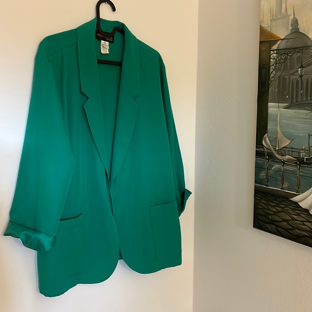 Oversized Green Vintage Blazer. In great condition. Large pockets. Loose fit.
